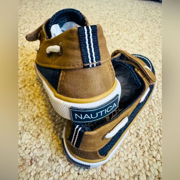 Nautica Toddler boat shoes size 10, pre-loved - Picture 1 of 8